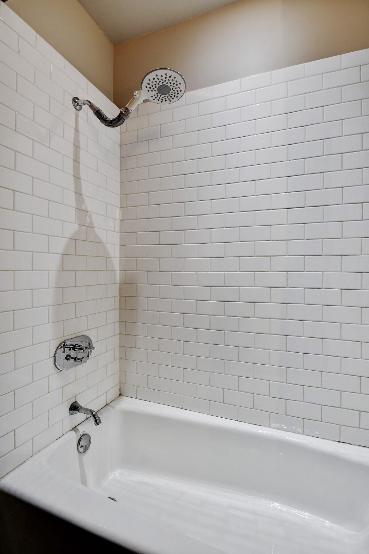 Delightful + Exquisite Loft on 6th Street - Walk Downtown