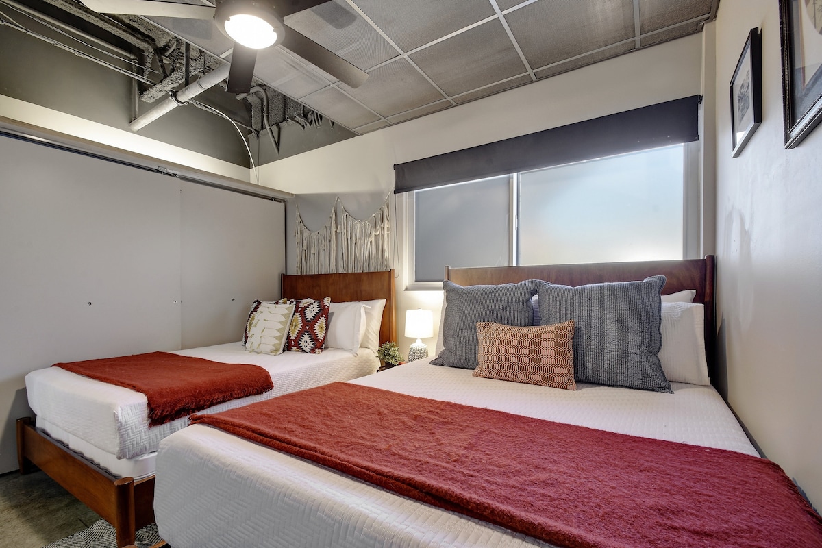Delightful + Exquisite Loft on 6th Street - Walk Downtown