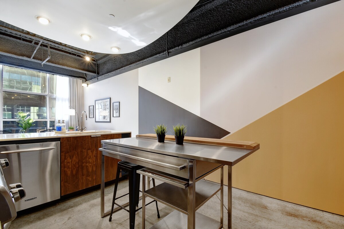 Delightful + Exquisite Loft on 6th Street - Walk Downtown