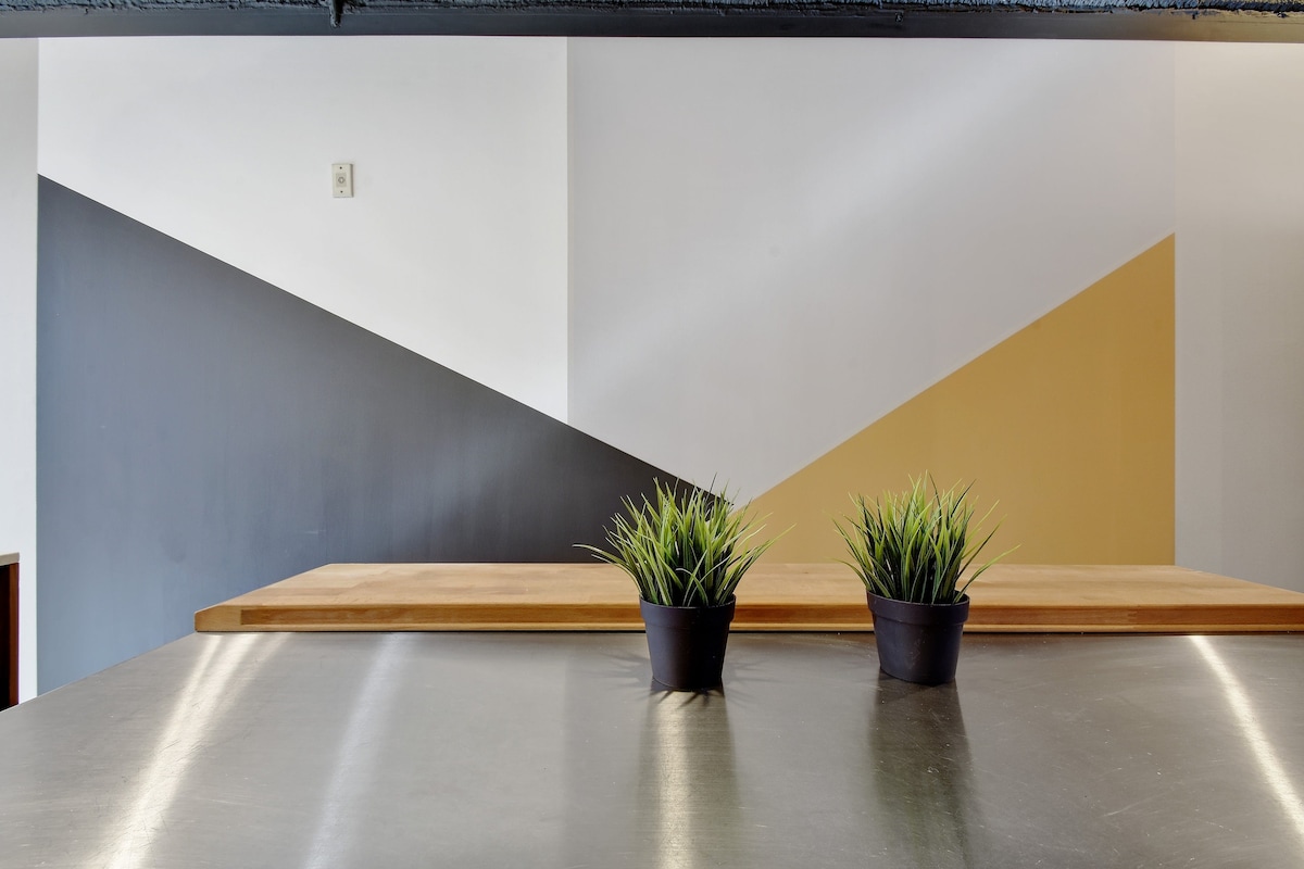Delightful + Exquisite Loft on 6th Street - Walk Downtown