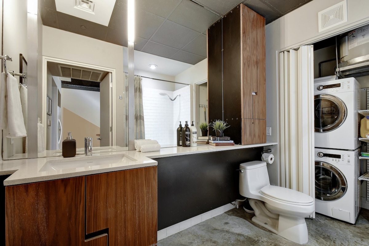 Delightful + Exquisite Loft on 6th Street - Walk Downtown