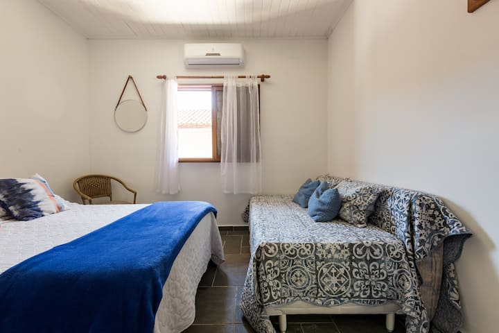 房间配有一张双人床和子母床