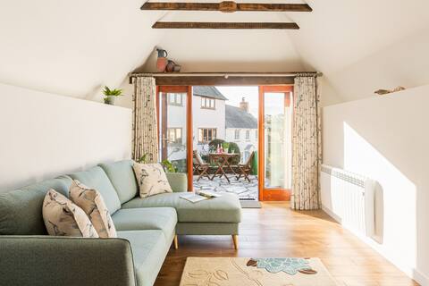 Luxury Cottage for 2 with sea views & parking