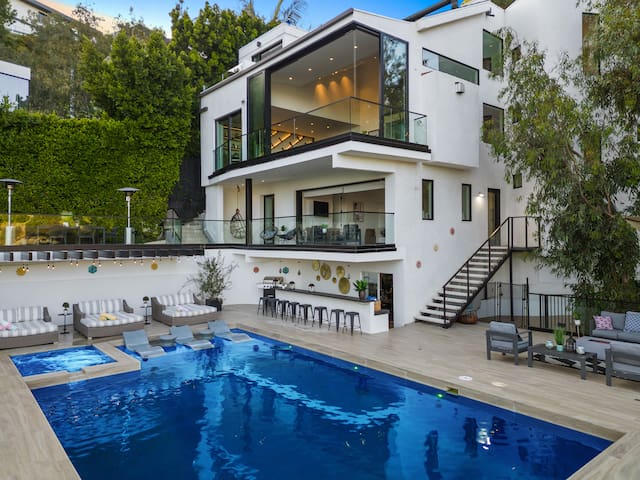 Scenic Hollywood Hills Oasis with Stunning Vistas