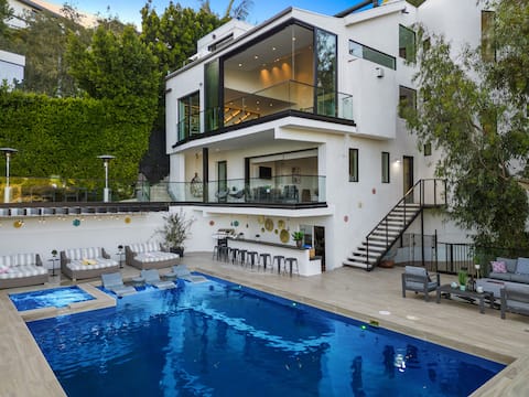 Scenic Hollywood Hills Oasis with Stunning Vistas