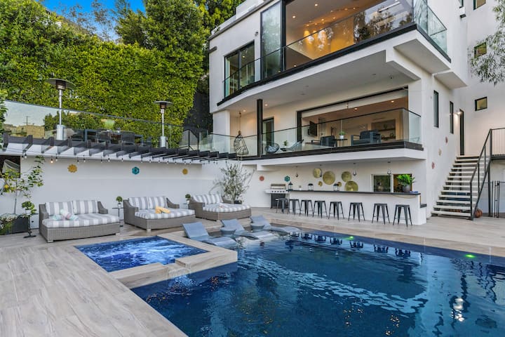 Scenic Hollywood Hills Oasis with Stunning Vistas gallery image 2