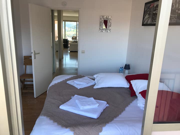 Spavaća soba2 verzija veliki bračni krevet od 180 CM koji se može podijeliti na 2 kreveta za jednu osobu od 90 CM.