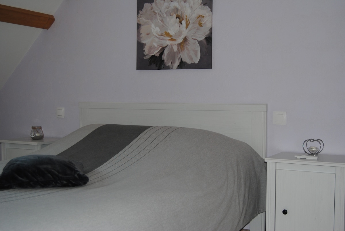 ห้องนอนแรกเป็นเตียงคู่