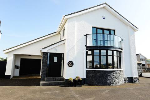 Prime location, Seaviews, Spacious Home, Priv. Gdn