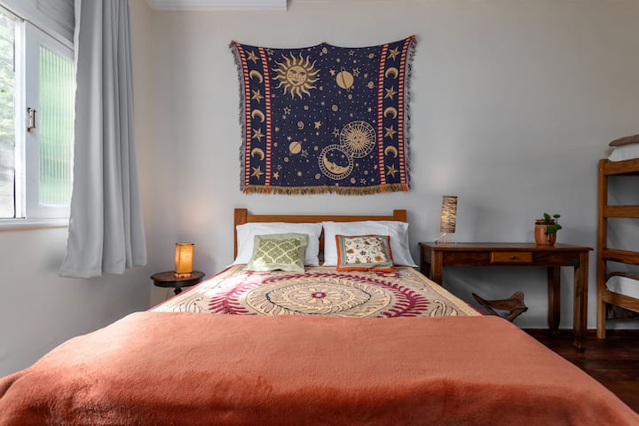 The Maritacas Suite is a spacious and cosy space perfect for families. It has a double bed, two bunk beds and two extra beds, in addition to a spacious closet.