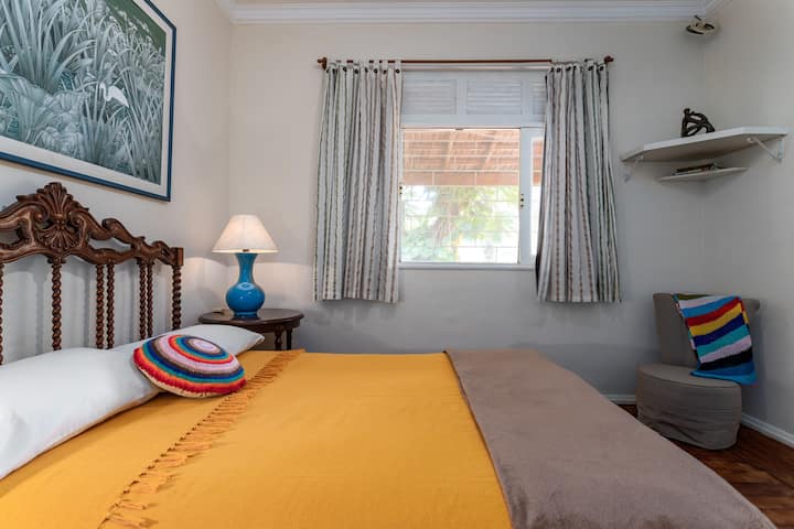 Bem-te-vi Room – A haven of comfort and tranquility. Spacious and welcoming town hall, with double bed and option of up to 2 extra beds. Equipado w/ closet, ceiling fan, mirror and blackout curtain, is perfect for a restorative night's sleep.