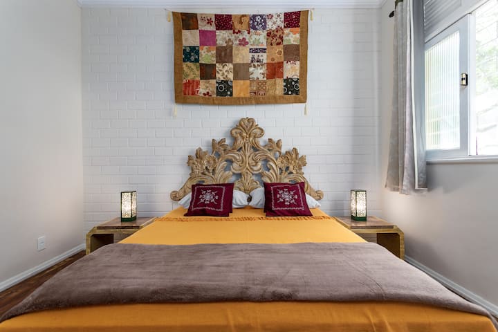 Tucano Room – Your Comfort Refuge. After a day of leisure in the Rancho, this room is the ideal rest. With a cozy double bed, spacious closet, ceiling fan and blackout curtain, here you'll find the perfect getaway to relax.