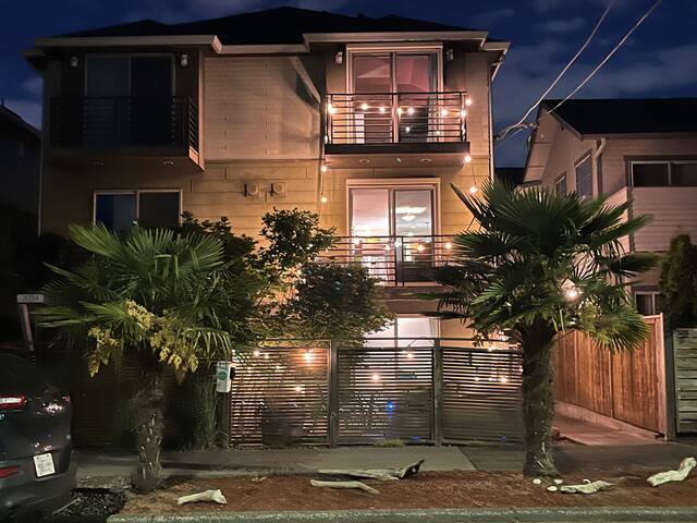 Blocks from Alki Beach (AC & Hot Tub)