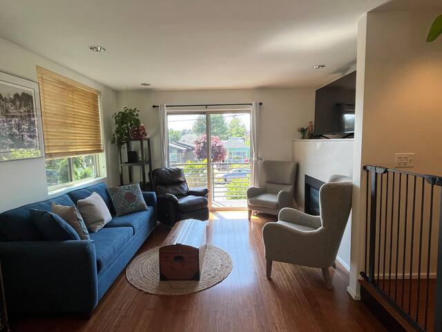 Blocks from Alki Beach (AC & Hot Tub) gallery image 3