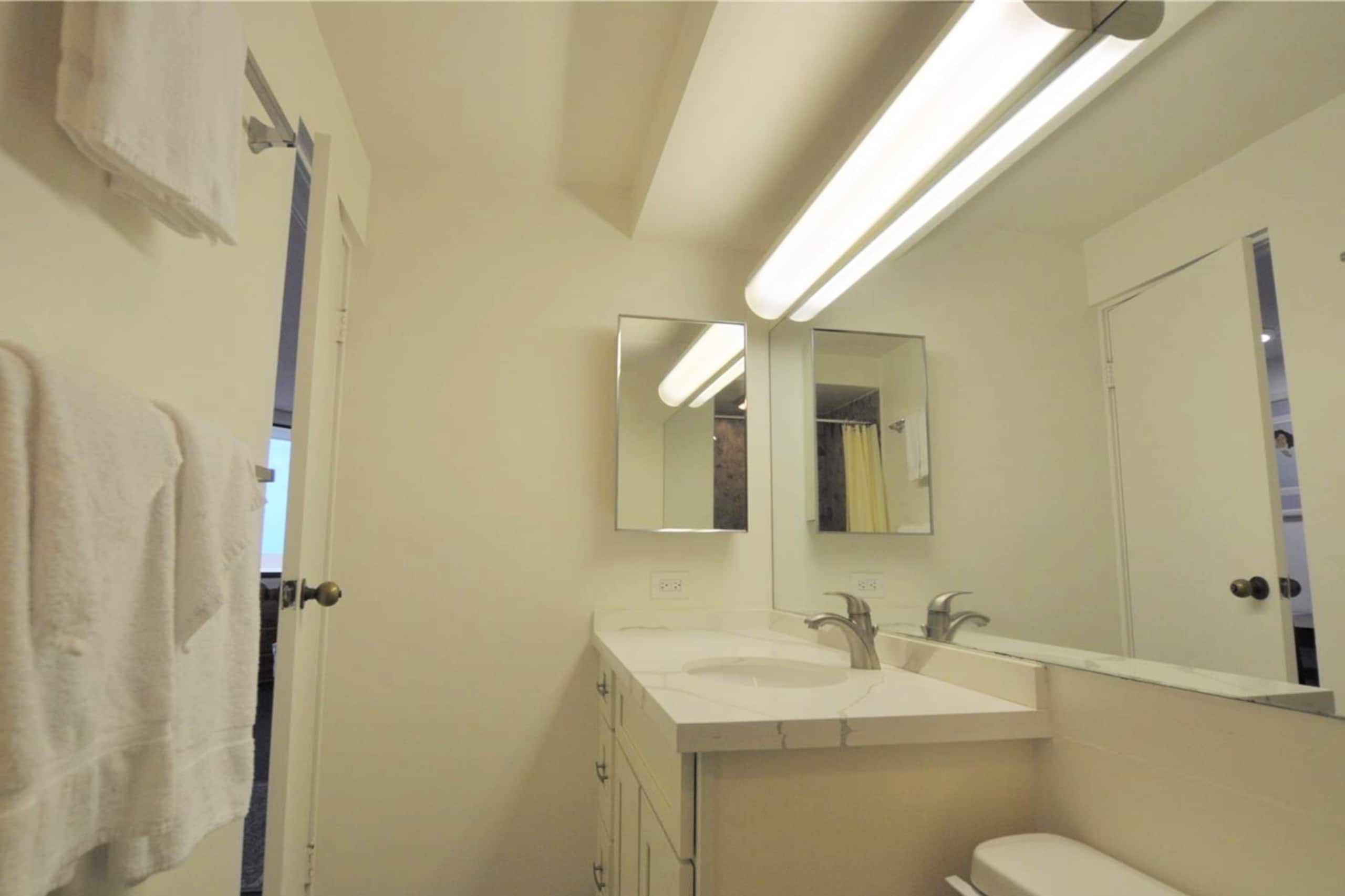 Condo in Honolulu · ★4.85 · Studio · 2 beds · 1 private bath - Image 6
