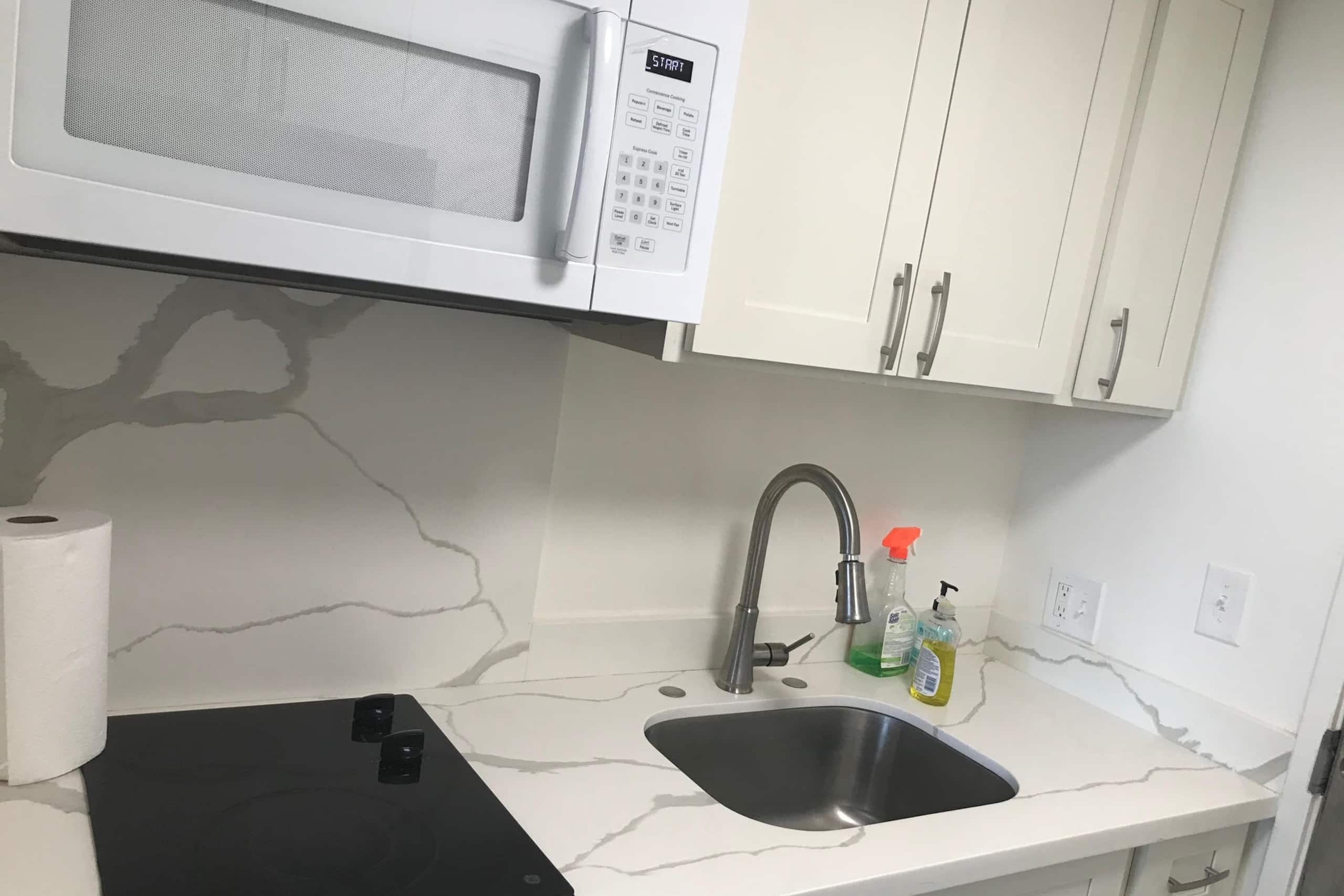 Condo in Honolulu · ★4.85 · Studio · 2 beds · 1 private bath - Image 2