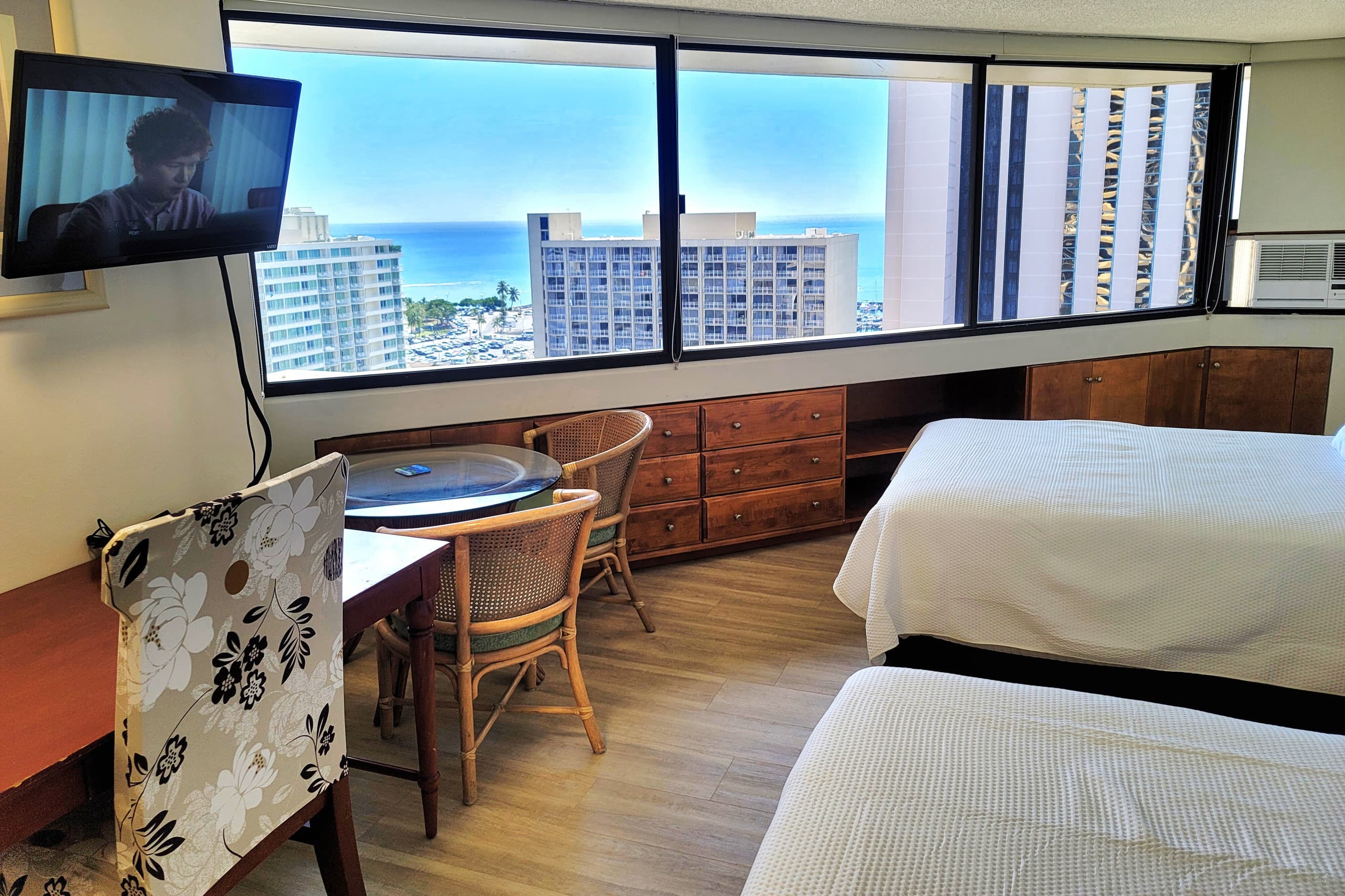 Condo in Honolulu · ★4.85 · Studio · 2 beds · 1 private bath - Image 1