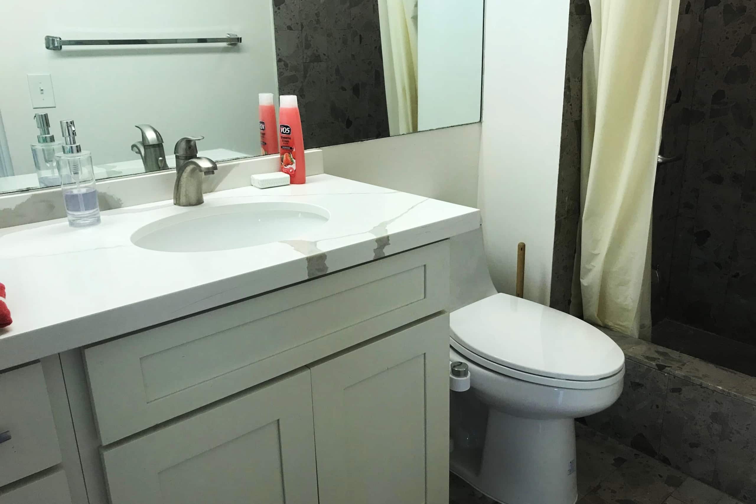 Condo in Honolulu · ★4.85 · Studio · 2 beds · 1 private bath - Image 5
