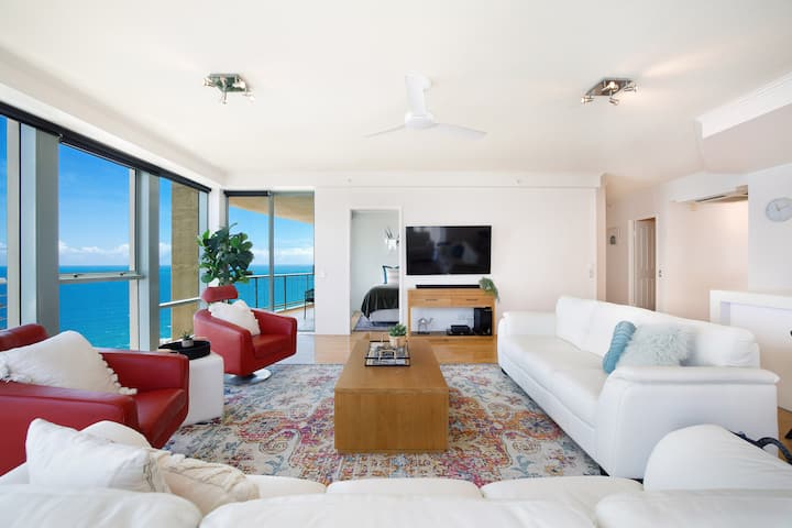 Amplio salón con vistas. Televisión inteligente extra grande y caja de fetch