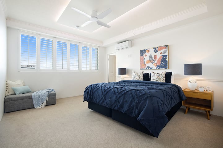 Cama tamaño king con cama individual. Colchón con la parte superior acolchada para dormir más cómodo de la historia. Baño privado y aire acondicionado. Armario extra grande.