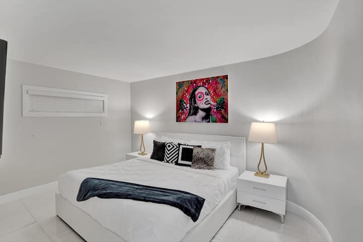 მე-3 შიდა საძინებელი, საწოლი 193 × 203 სმ, Roku სტრიმინგ-ტელევიზორი, კარადა, (ფანჯრების გარეშე) 