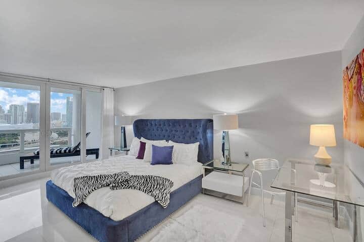 Მთავარი საძინებლის ფლიგელი, საწოლი 193 × 203 სმ, სამუშაო მაგიდა, Roku ტელევიზორი, აივანზე წვდომა, საგარდერობო ოთახი, სეიფი, ხელსაბანი, ცალკე სააბაზანო