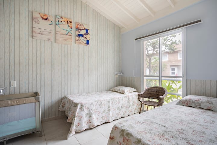 Chumba cha ghorofa ya chini (vitanda viwili, pia tuna kitanda cha kusafiri) 