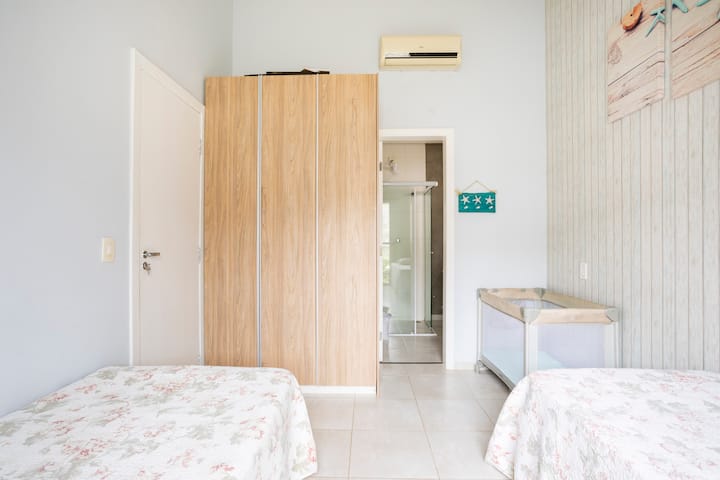 Chumba cha ghorofa ya chini (vitanda viwili) 