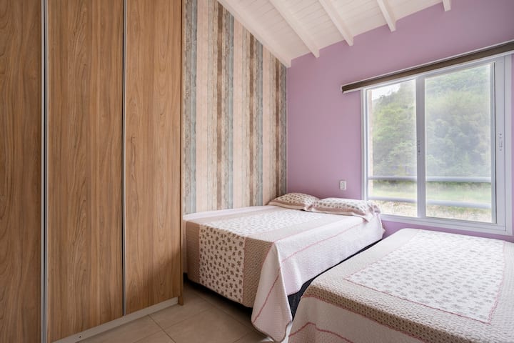 Chumba cha juu cha 2 (kitanda cha watu wawili na kitanda cha mtu mmoja) 