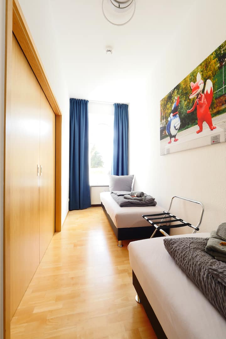 dormitorio pequeño con 2 camas de una plaza