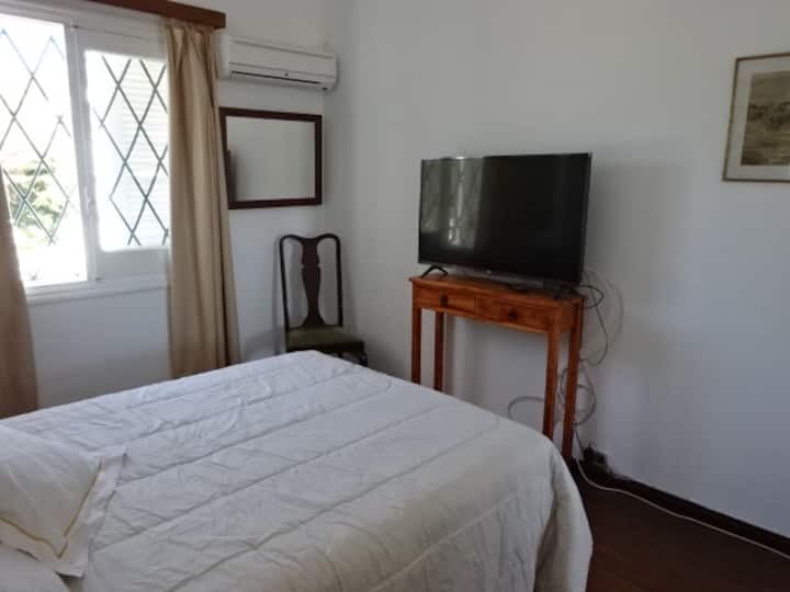 Muy cómodo dormitorio con televisor  smart de 43"
Por favor se agradece traer sábanas y toallas.