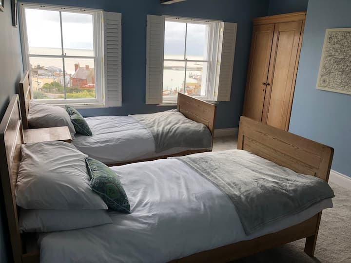 Спална соба со 3 единечни кревета