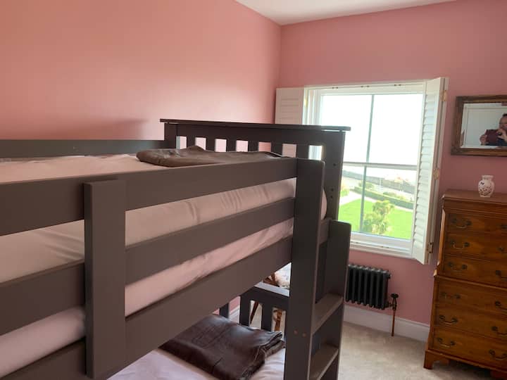 Спална соба со кревет на спрат