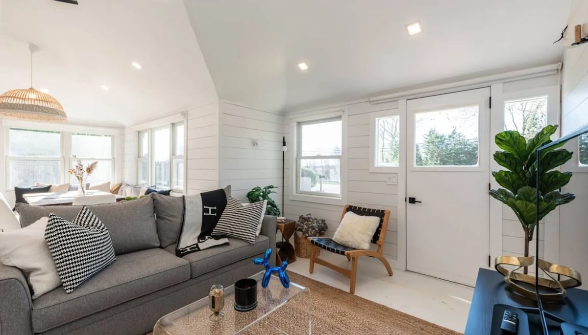 Top performing Airbnb: Fort Pond Modern | Walk to Town | Sunset Views in Montauk