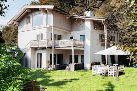 Spacious Family-Chalet, private backyard, < 14 pax
