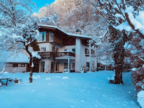 Spacious Family-Chalet, private backyard, < 14 pax