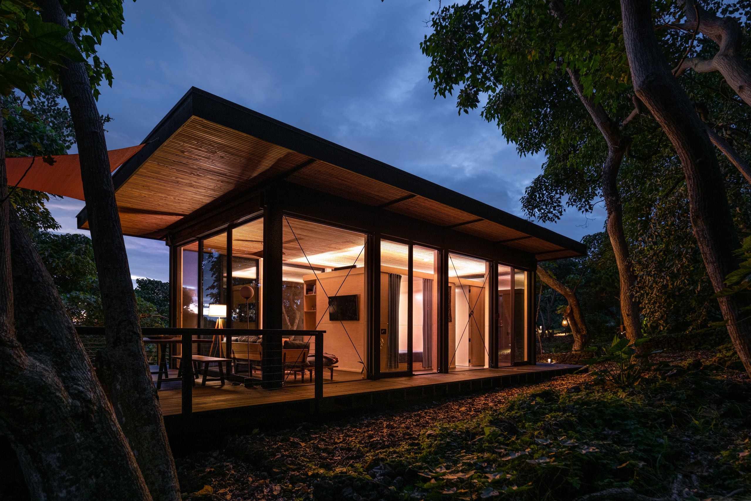 Glass House near Capt. Cook Trail - Image 11