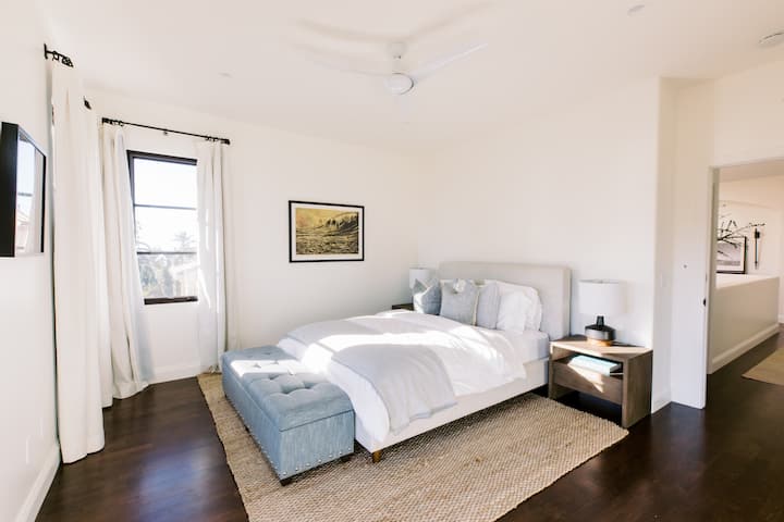 Quarto de hóspedes 3 com cama queen, vista para o mar e banheiro privativo