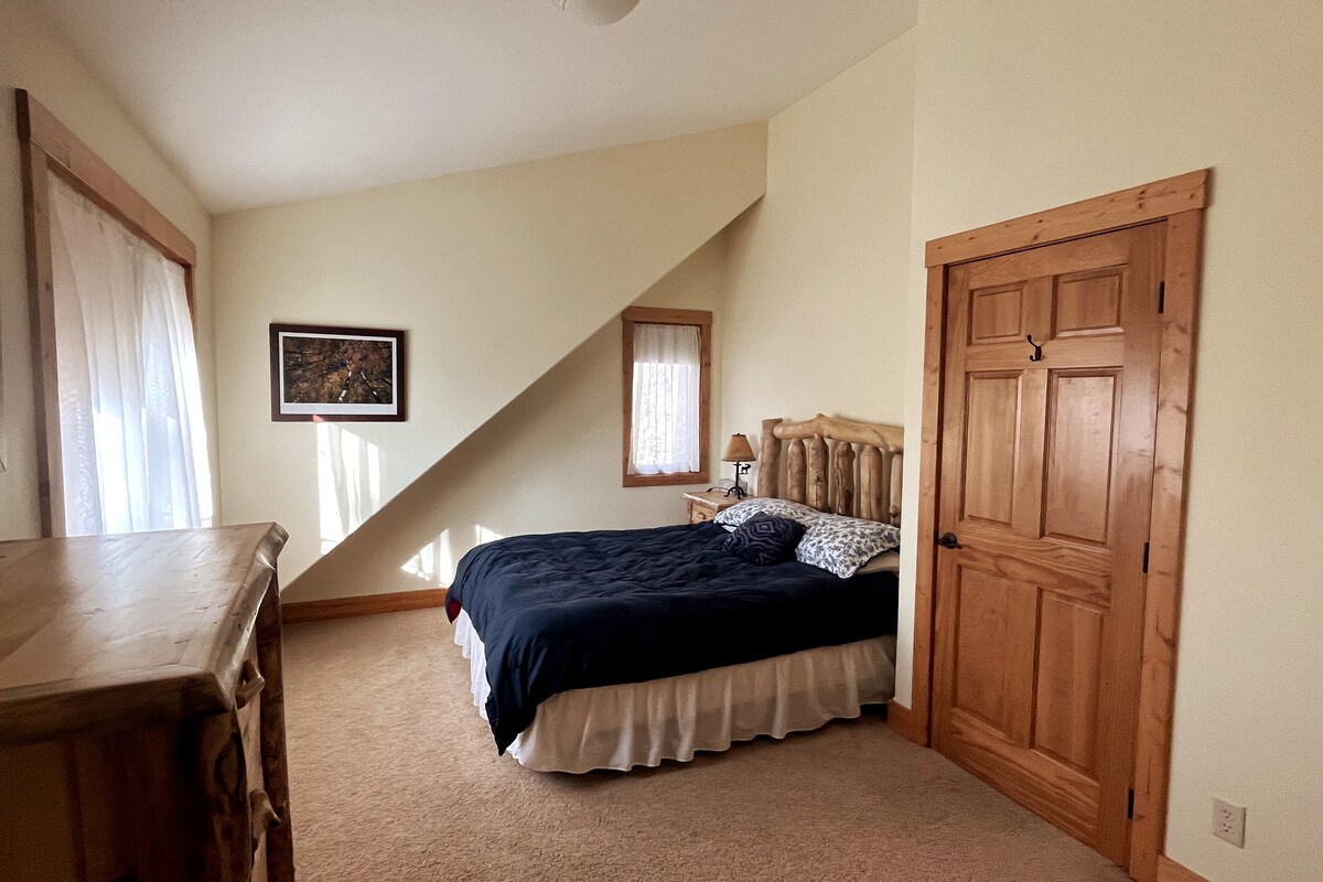 Chumba cha kulala cha Aspen-Upstairs #1 (Malkia)