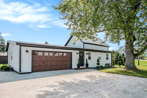 Farmhouse Sleeps 12+ Guests! Starlink Internet!