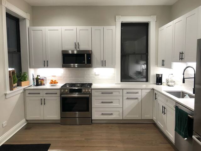 Remodeled Duplex in the Heart of Lincoln Park