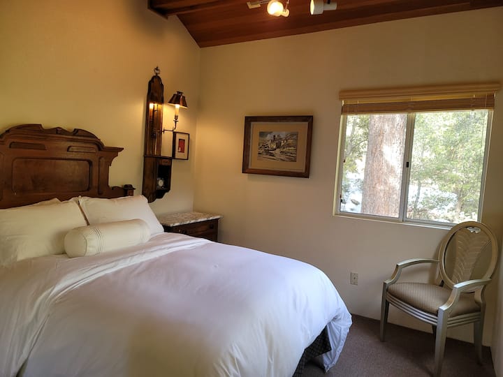 Dormitorio de la planta baja con cama de matrimonio