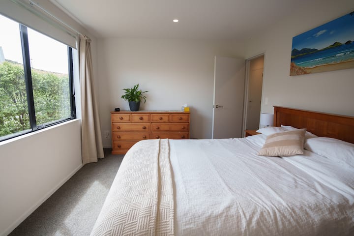 Camera padronale con letto matrimoniale grande, bagno privato e cabina armadio