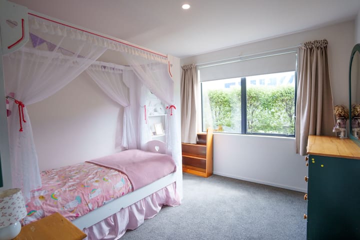 Stanza dei bambini con letto singolo.  Nota: un materasso aggiuntivo può essere posizionato sul pavimento e rifatto, se necessario.