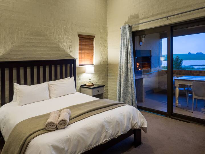 חדר שינה 1 - מיטת קווין מצוידת בשמיכה חשמלית