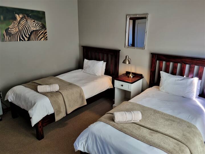 חדר שינה 3 - 2 מיטות יחיד עם שמיכות חשמליות.