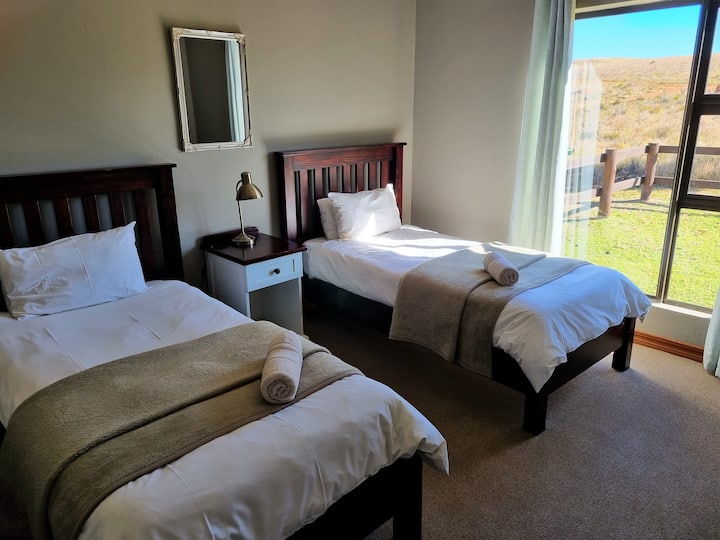 חדר שינה 4 - 2 מיטות יחיד עם שמיכות חשמליות.