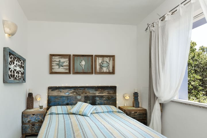 Suite Canto - Стая 2 - Стаите ни са красиви, просторни и светли и предлагат оазис на спокойствие и комфорт. Ще си починете приятно на това голямо двойно легло. Тази спалня разполага със самостоятелна баня, просторна и добре обзаведена.