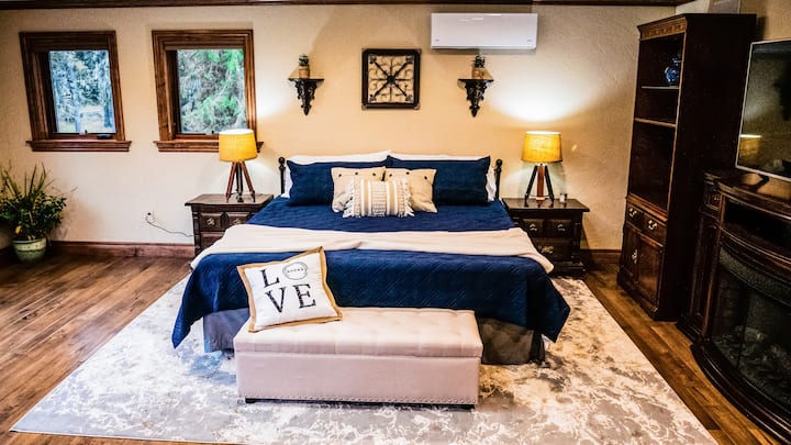 Spálňa 5.
Na poschodí je manželská posteľ s vlastným posedením.