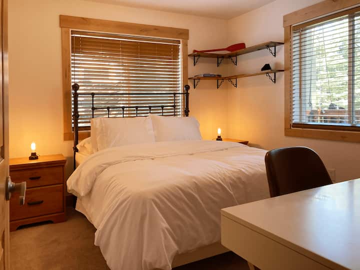 寝室2。この寝室にはクイーンサイズベッド1台と外部モニター付きデスクがあります。